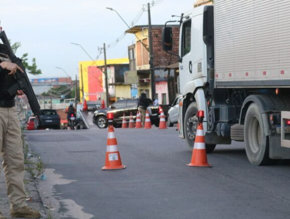 Forças de segurança realizam mais de 400 abordagens em bairros da zona