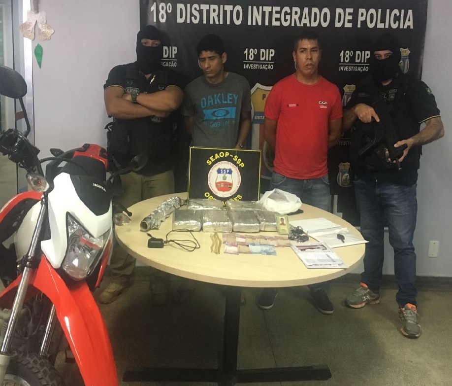 Com Fábio (esq) e Richard (dir), os policiais da SSP-AM encontraram seis quilos de drogas