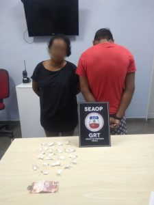 Imagem da notícia - Casal é preso suspeito de vender drogas em frente de escola pública na zona norte