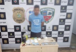 Imagem da notícia - Polícia Civil prende jovem com porções de cocaína e trouxinhas de pasta-base de cocaína no bairro Novo Aleixo