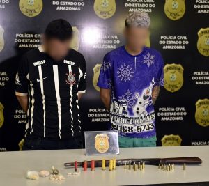 Imagem da notícia - Polícia Civil prende em Iranduba, com armas, munições e drogas, dupla investigada por tortura registrada em vídeo