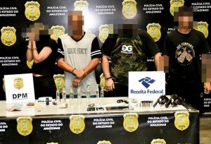 Imagem da notícia - PC prende bando com armas de fogo, munições e diversas drogas sintéticas