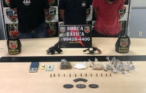 Imagem da notícia - Força Tática prende três suspeitos de tráfico e porte ilegal de arma