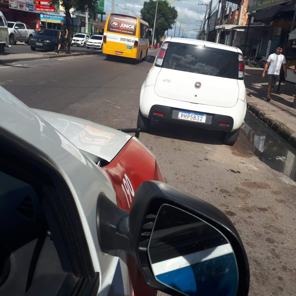 Chegando próximo à bola do Coroado, os policiais militares avistaram um automóvel com as mesmas características repassadas.