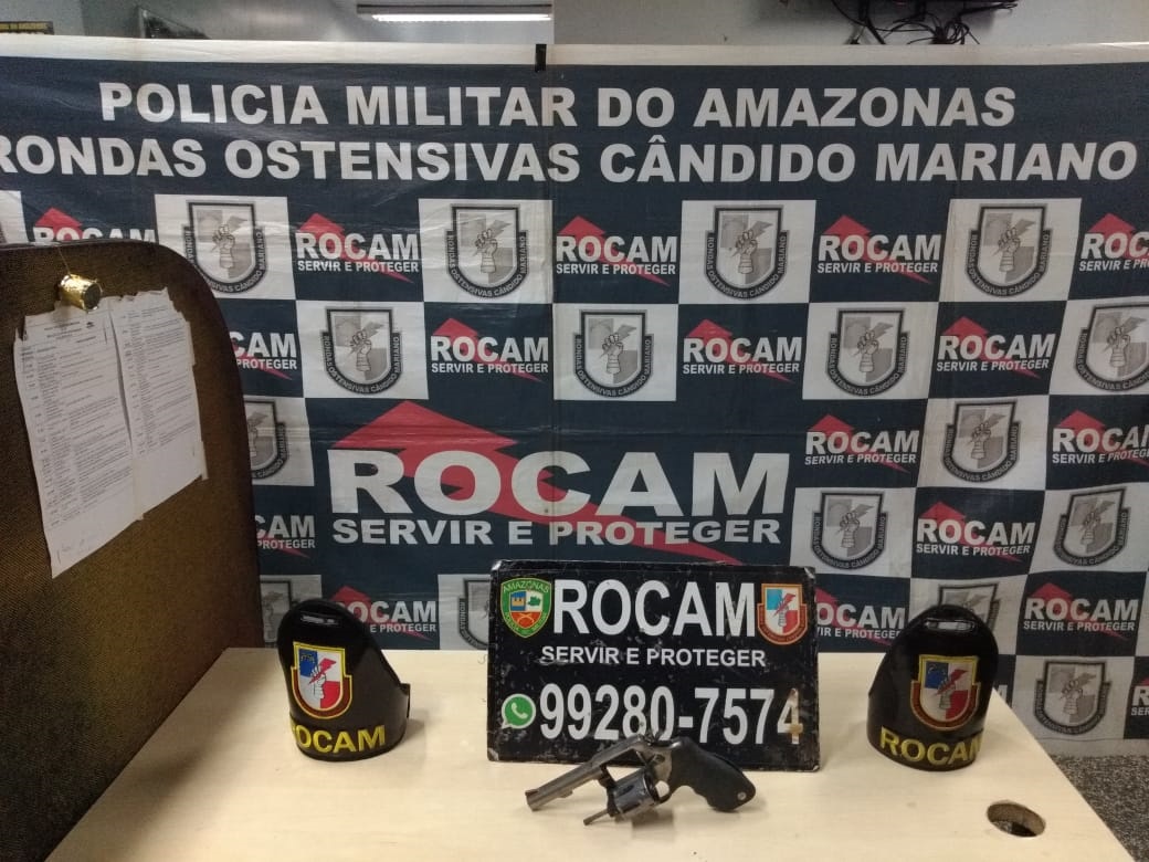 Suspeitos são detidos pela Rocam com arma de fogo em Manaus. 