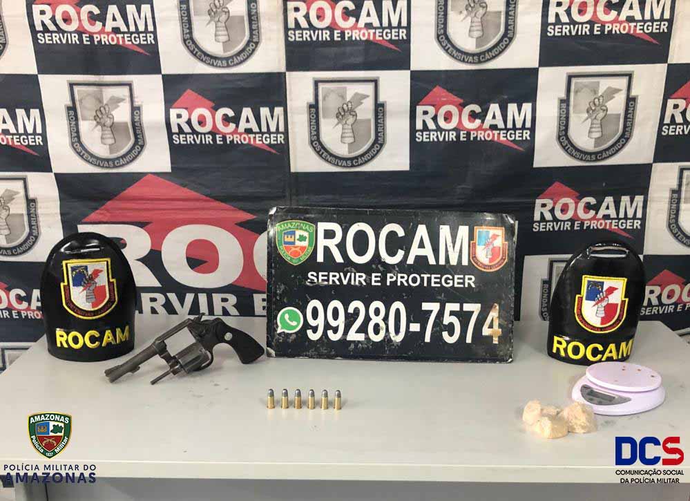 Suspeitos são detidos por porte ilegal de arma de fogo e tráfico de drogas.