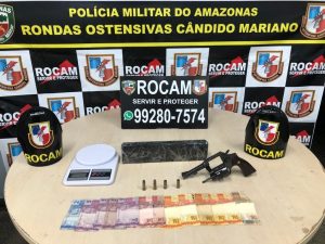 Imagem da notícia - Policiais militares da Rocam apreendem arma e drogas na zona leste