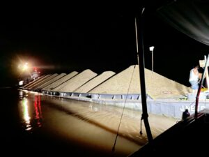 Imagem da notícia - Base Arpão apreende mais de 400 metros cúbicos de seixo ilegal em Coari