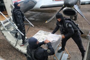 Imagem da notícia - Policiais realizam a escolta de 3,2 toneladas de drogas apreendidas