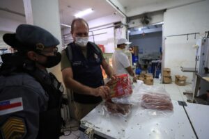 Imagem da notícia - CIF apreende e inutiliza 120 quilos de carne em mercadinho