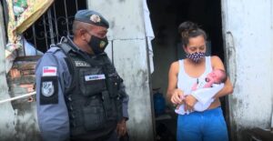 Imagem da notícia - No bairro Alvorada, mulher em trabalho de parto agradece ajuda de PMs