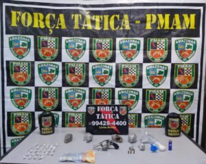 Imagem da notícia - Força Tática prende dois, apreende arma, e mais de 1 quilo de drogas