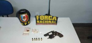 Imagem da notícia - PM e FN detém dupla com arma de fogo e drogas no Centro Histórico