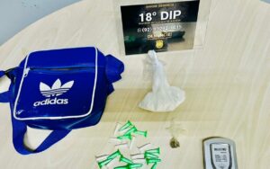 Imagem da notícia - Equipes do 18º DIP prendem jovem com porções de cocaína e maconha