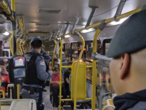 Imagem da notícia - Dois homens são presos pela PMAM após roubo a usuários de ônibus do transporte coletivo