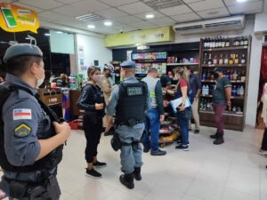 Imagem da notícia - Agentes da CIF interditam duas lojas de conveniência por irregularidades, em Manaus