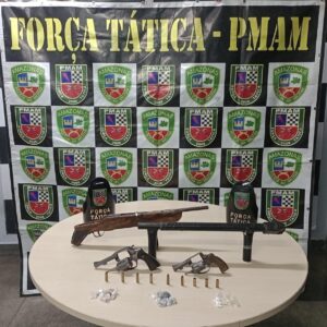 Imagem da notícia - Policiais militares apreendem armas de fogo, munições e porções de drogas em ações nas zonas oeste e leste