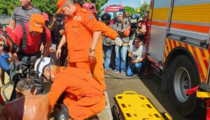 Imagem da notícia - Em ação complexa, bombeiros resgatam homem de bueiro no bairro Japiim