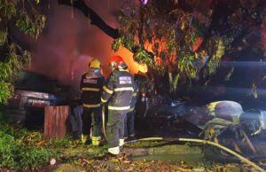 Imagem da notícia - Corpo de Bombeiros combate incêndio em residência no bairro Tancredo Neves