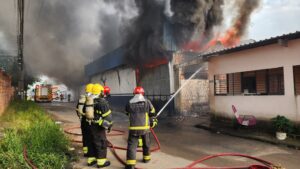 Imagem da notícia - Corpo de Bombeiros combate incêndio em galpão de fábrica na zona norte de Manaus