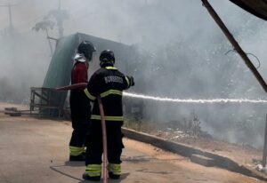 Imagem da notícia - Em Iranduba, Corpo de Bombeiros combate incêndio em vegetação e impede propagação para residências