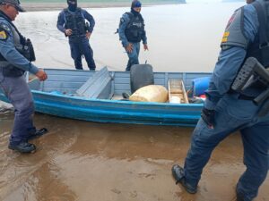 Imagem da notícia - <strong></noscript>Operação Águas Seguras:  Dupla é presa com mais de 43 kg de drogas escondidos em embarcação, no rio Japurá</strong>