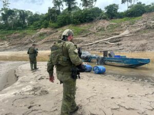 Imagem da notícia - <strong></noscript>Em operação no Rio Badajós, Polícia Militar do Amazonas e Polícia Federal apreendem lancha de narcoguerrilheiros</strong>