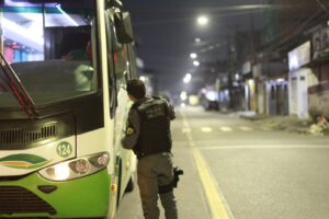 Imagem da notícia - <strong></noscript>Em três meses, mais de 30 pessoas foram presas por roubos a ônibus em Manaus</strong>