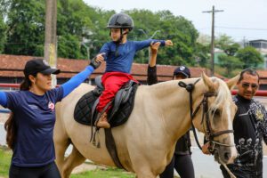 Imagem da notícia - Terapia com cavalos da Polícia Militar vem transformando vidas com inclusão e reabilitação no Amazonas