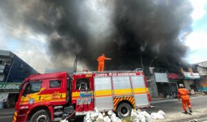 Imagem da notícia - Corpo de Bombeiros combate incêndio de grande proporção em área comercial no Jorge Teixeira