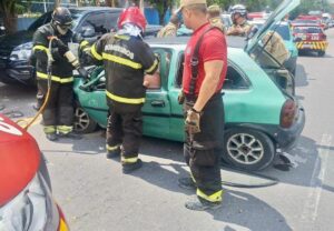 Imagem da notícia - Corpo de Bombeiros resgata vítimas de acidente de trânsito no bairro Distrito Industrial