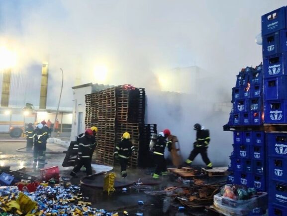 Corpo de Bombeiros combate incêndio de grande proporção em fábrica de bebidas