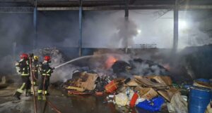 Imagem da notícia - Em ação rápida, Corpo de Bombeiros combate incêndio em fábrica de materiais recicláveis no Distrito