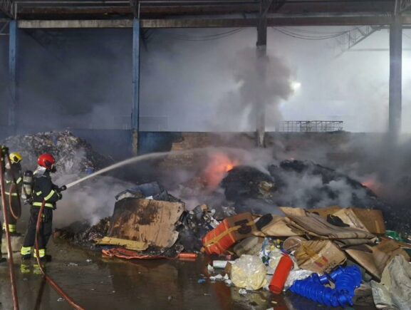 Em ação rápida, Corpo de Bombeiros combate incêndio em fábrica de materiais recicláveis no Distrito