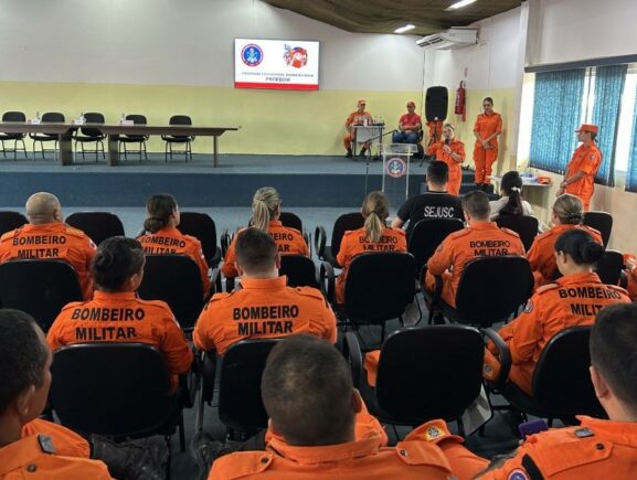 Corpo de Bombeiros realiza treinamento com instrutores do programa Bombeiro Mirim