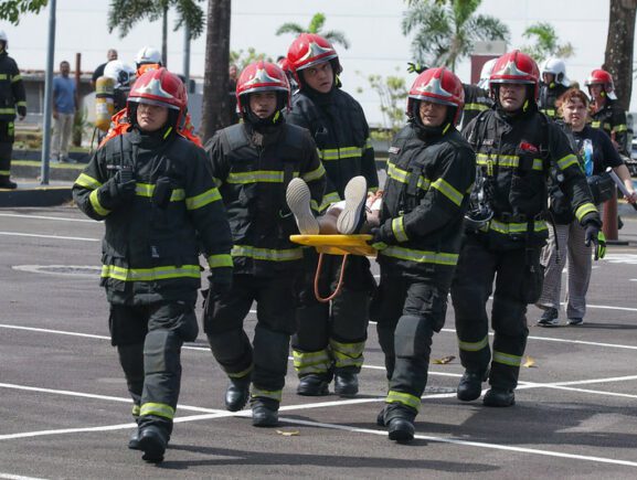 Corpo de Bombeiros faz simulado de emergência com atendimento a vítimas em shopping da zona oeste de Manaus