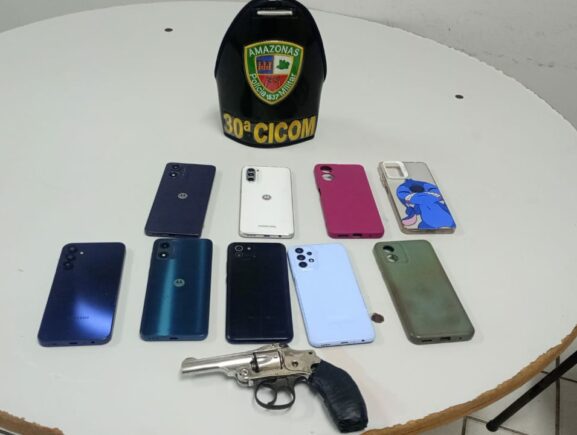 Polícia Militar do Amazonas apreende adolescentes com seis celulares roubados e arma de fogo