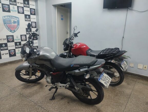 Polícia Militar do Amazonas apreende motocicletas roubadas e placas que seriam utilizadas para clonagem